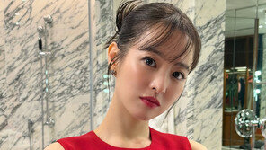 박보영 파격 레드룩…물오른 미모