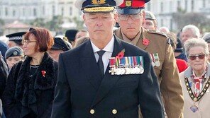 “훈장이 수상해!”…‘제독’ 행세 英남성, 네티즌 수사대에 딱 걸렸다