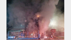 태백 주유소 인근서 야간에 4층 상가 전소…소방대원 중상