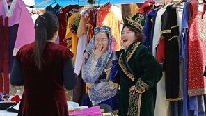 이색 전통의상에 웃음이 절로나네