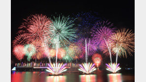 광안리 밤하늘 빼곡히 수놓은 불꽃쇼