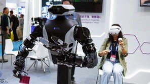 VR 쓰고 로봇 원격조종