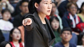 女농구 첫 ‘여성감독’ 맞대결… BNK 박정은 웃었다