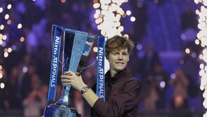 신네르, 알카라스 꺾고 ATP 파이널스 우승…2년 연속 정상