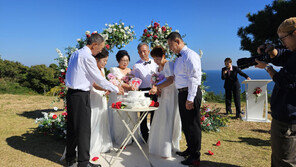 ‘웨딩섬’ 된 거제 지심도…황혼부부 3쌍 리마인드 웨딩 올려