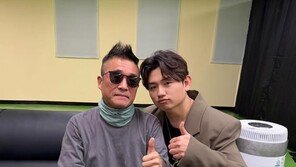 ‘6년만 복귀’ 김건모 근황 공개…후배 가수와 엄지척