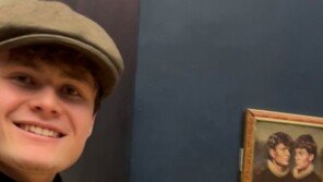 루브르 또 뚫렸다…틱톡커들, 자작 그림 걸었다