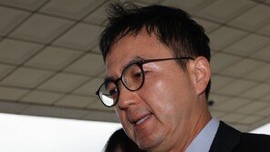 구자현 검찰총장 대행 첫 출근…‘검사장 평검사 전보’ 질문에 침묵