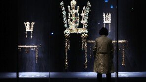 ‘신라 금관 특별전’ 연일 흥행…“본향인 경주에 계속 두자” 청원도