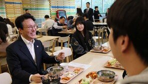 대학생과 ‘천원의 아침밥’ 먹은 金총리, 메뉴 보고 한 말은