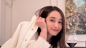 이민정 세월 비껴간 미모…와인과 찰칵