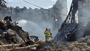 이랜드 창고 화재 사흘째…진입로 확보로 잔불 진화 속도