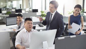 “아들 수능 망쳤다”며 서류 던진 부서장… 직원들만 야근했다 [e글e글]