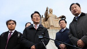 연일 오세훈 때리는 김민석 “받들어 총 조형물이 광화문광장에?”