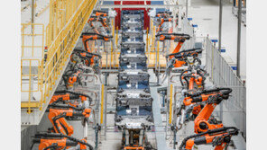 中 전기차의 위협… 로봇 2400대가 시간당 50대 생산