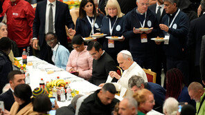 교황 “정의 없인 평화 없어… 빈자에 귀 기울여야”
