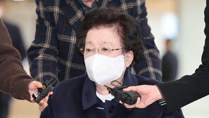 이배용측 “김건희에 금거북이 건넸다…당선 축하 선물일 뿐”