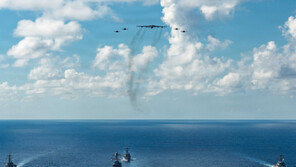 코앞에 핵항모-폭격기 대놓고… 美, 마두로 ‘테러조직 두목’ 지정