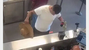 세관 요원에 딱 걸린 ‘속옷 불룩男’, 그 속엔…