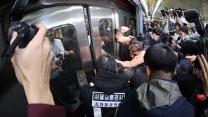 출근길 전장연 시위…4호선 길음역·5호선 광화문역 열차 정상 운행