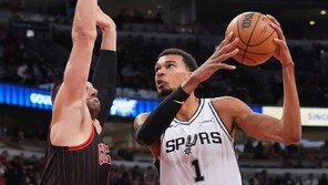 ‘신인류’ 웸반야마, 종아리 부상으로 2~3주 NBA 결장