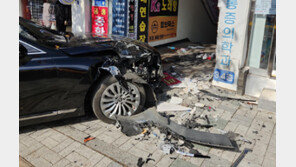70대 몰던 차량 인도 덮쳤다…40대 엄마 심정지·2세 딸 중상