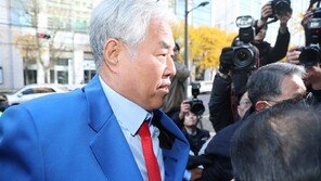 “조용히 해 이 XX야”…전광훈, 유튜버 ‘빤스’ 질문에 격분한 순간