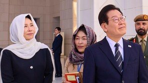 히잡 쓴 김혜경 여사…李대통령과 그랜드 모스크 동행