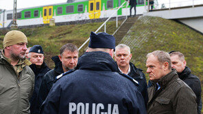 우크라에 물자 공급하는 폴란드 철로 폭발…“러시아 소행 추정”