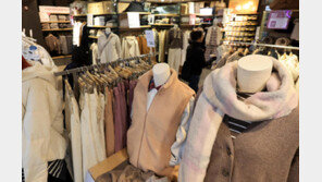 추위 찾아오자 진열대에 겨울옷 등장