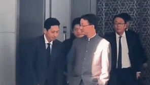 中은 주머니에 손, 日은 고개 푹…‘굴욕 외교’ 영상 퍼져