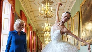 커밀라 왕비도 놀랐다…韓발레리나, 버킹엄궁서 ‘빈사의 백조’ 선보여