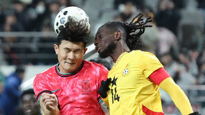 경기 중 충돌 김민재, 뇌진탕 증세…KFA “걱정할 수준은 아냐”