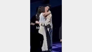 “O하다”…BTS 진에 ‘기습 뽀뽀’한 50대 일본인이 한 말