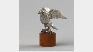 李, UAE 대통령에 ‘국조’ 팔콘 조형물 선물…“통찰·헌신·비전 담겨”