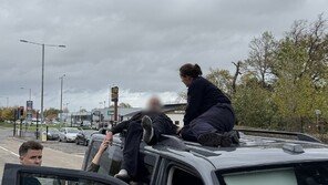 ‘자동차 위로 쿵’…英 팝스타, 난간에 매달린 男 구했다