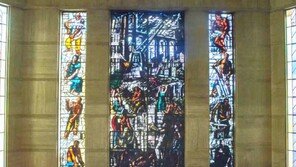 로마 청사서 다리 풀린 의원…수십억 예술 작품 ‘와장창’