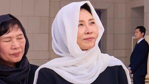 김혜경 여사 ‘히잡’ 쓰고 UAE 모스크 찾아 예우