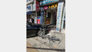 ‘인도 돌진’ 모녀 중상 입힌 70대…페달 오조작 가능성