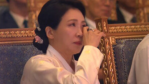 김혜경 여사, ‘그리운 금강산’ 듣자 연신 눈물…조수미도 ‘울컥’