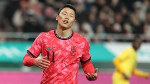 페널티킥 실축한 ‘황소’ 황희찬 “팬들 앞에서 정말 부끄러웠어”