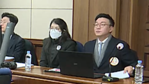 김건희 머리 풀어헤치고 재판장 등장…‘건강 이유’ 휠체어 실려 이동