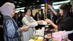 UAE서 불닭볶음면 싹 비운 김혜경 여사…“쉬었다 먹으면 더 매워, 계속 먹어야”[청계천 옆 사진관]