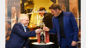 국내 10병만 출시되는 발렌타인 40년 마스터클래스 컬렉션 더 모먼트