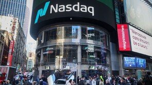 한국 해외투자 ‘사상 최대’…“서학개미 자산, 美 증시 훈풍 탔다”