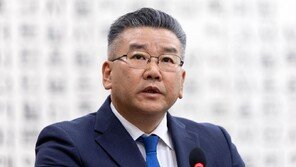 유병호, 감사원 새 사무총장에 ‘엿’ 선물…“세상은 요지경” 퇴임식서 고성 논란