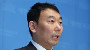 與 법사위 “집단항명 검사장 18명, 공무원법 위반 고발”