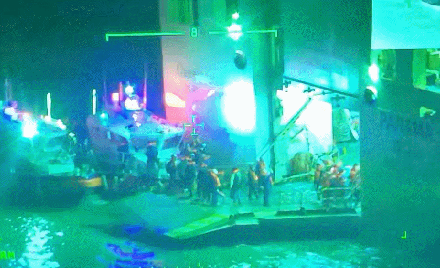 “뱃머리가 섬에 올라타”…신안 해상서 267명 탄 여객선 좌초