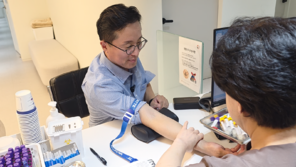 혈액-진맥으로 몸속 진단… “종이컵 쓰지 마세요” 처방[이진한 의학전문기자의 메디컬 체험]