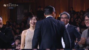 현빈·손예진 청룡서도 꽁냥 애정행각…“사랑하고 고마워”